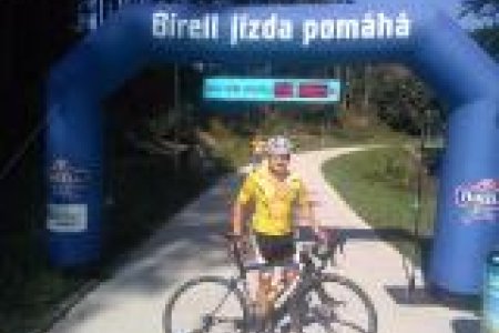 foto03_cyklistaprojelbirellbrnouapomohlhandicapovanmnacestkvysnnmhandbikm