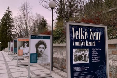 Exhibition Big women in small spas again in Luhačovice. Photo: editorial Luhačovice.cz