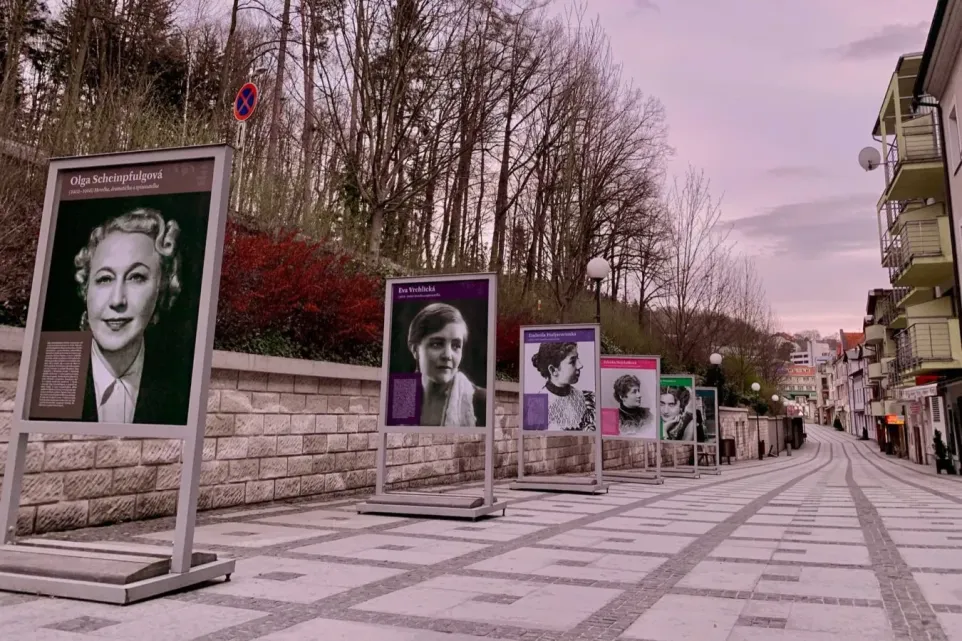 Výstava Velké ženy v malých lázních znovu v Luhačovicích. Foto: redakce Luhačovice.cz