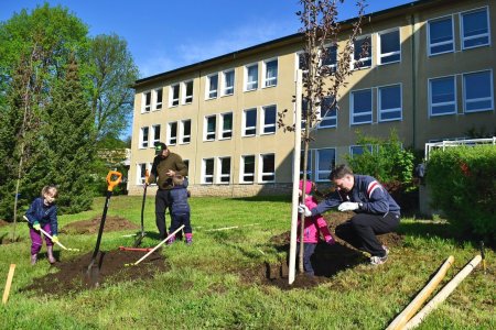 Akce "Zasaď si svůj strom" v Luhačovicích. Foto: Město Luhačovice