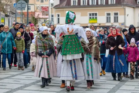 V Luhačovicích se rozloučili se zimou prastarým pohanským rituálem. Foto: Milan Mikšík