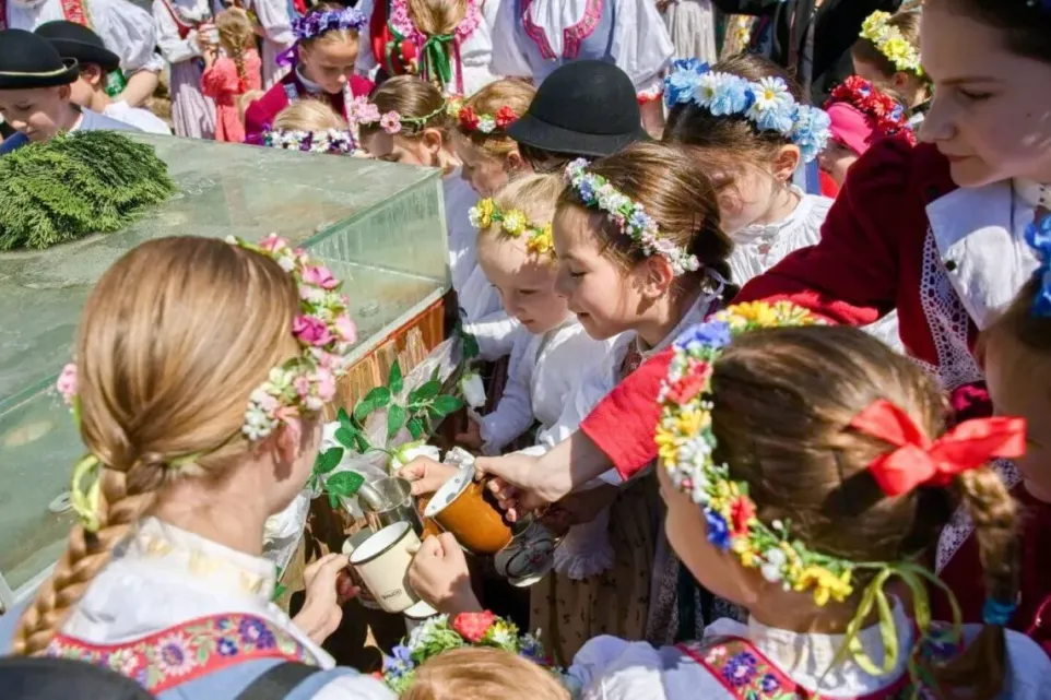 Otevírání pramenů se letos nadmíru vydařilo. Foto: Milan Mikšík